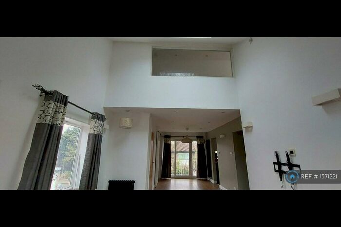 3 Bedroom Maisonette To Rent In Woodside Avenue, London, N12