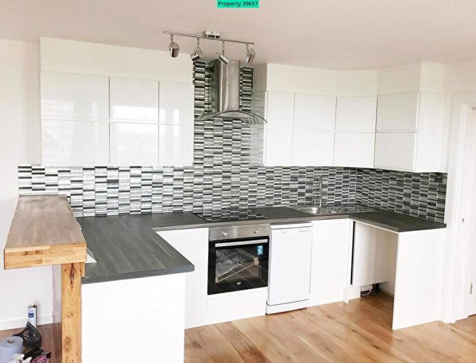 3 Bedroom Flat To Rent In Whitgift House, Westbridge Road, London, SW11