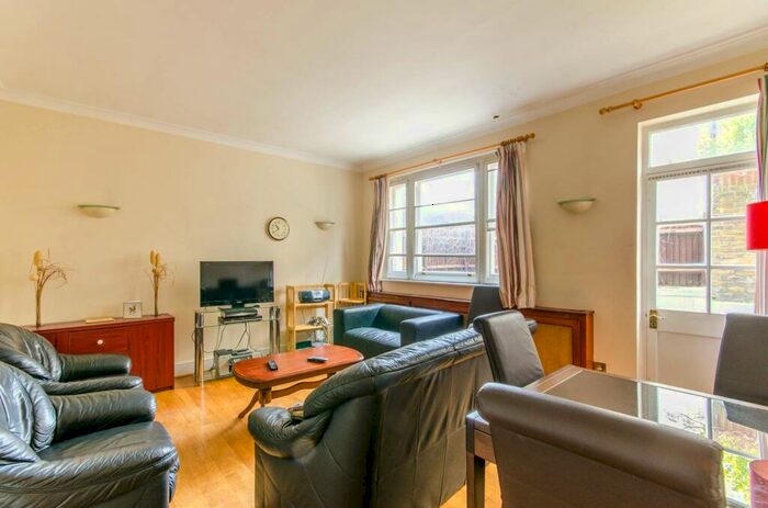 2 Bedroom Flat To Rent In Queens Grove, St John's Wood, London, NW8
