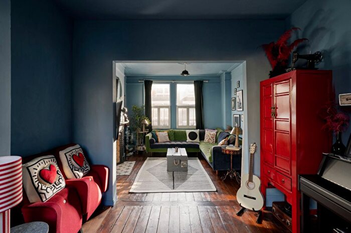 4 Bedroom End Of Terrace House For Sale In Grantham Road, Stockwell, SW9