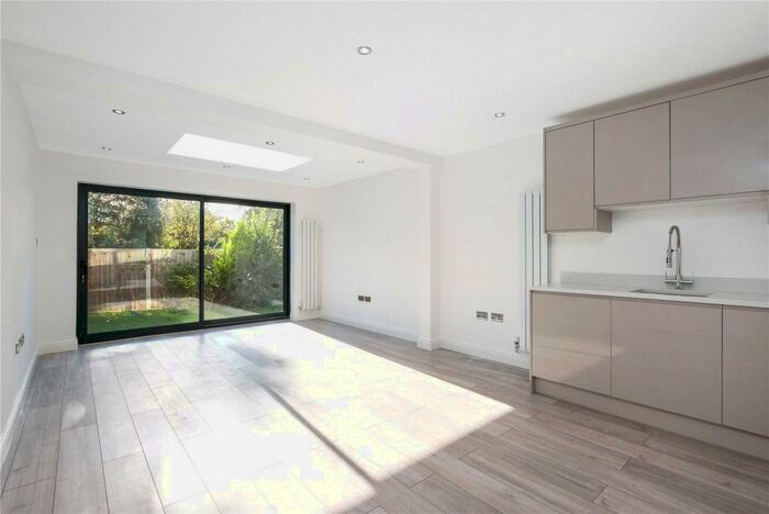 2 Bedroom Apartment To Rent In Villa May, D Lakeswood Road, Orpington, BR5