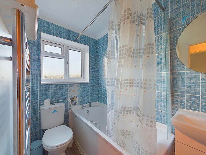 2 Bedroom Flat For Sale In Kingston Close, Hove, BN3