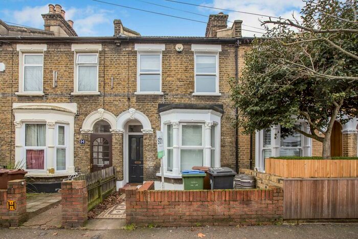 2 Bedroom Flat To Rent In Worsley Road, E11
