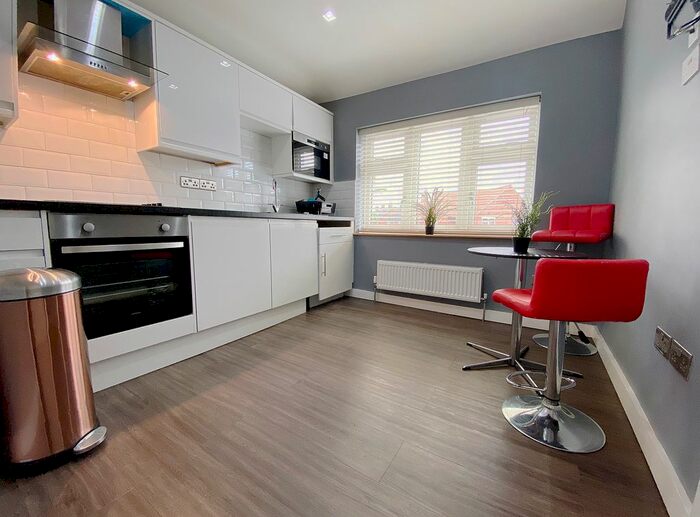 1 Bedroom Flat To Rent In Vicarage Farm Road, Hounslow TW3