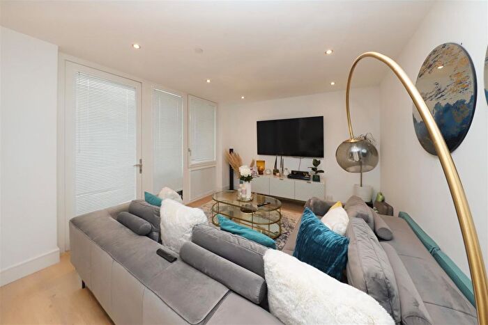 2 Bedroom Flat For Sale In Garnet Place, West Drayton, UB7