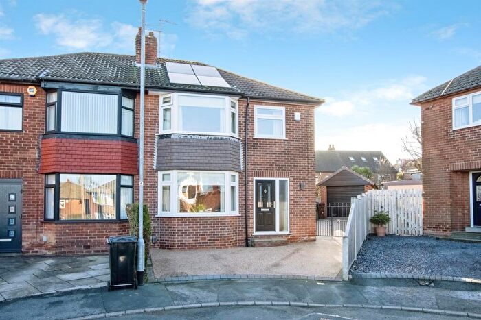 3 Bedroom Semi Detached House For Sale In Templestowe Hill, Leeds, LS15