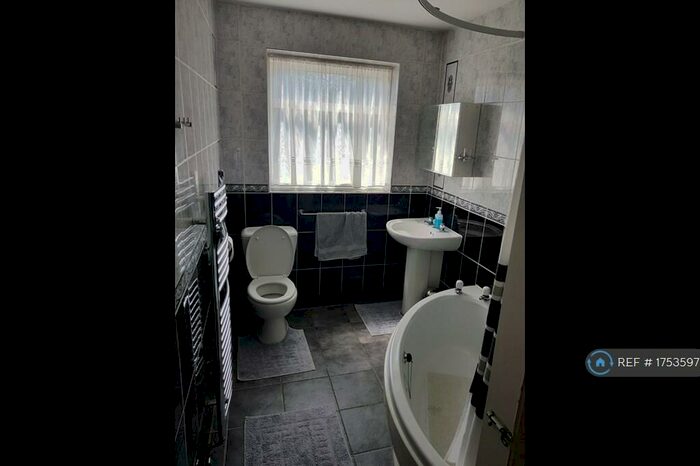 4 Bedroom Terraced House To Rent In Waremead Road, Ilford, IG2