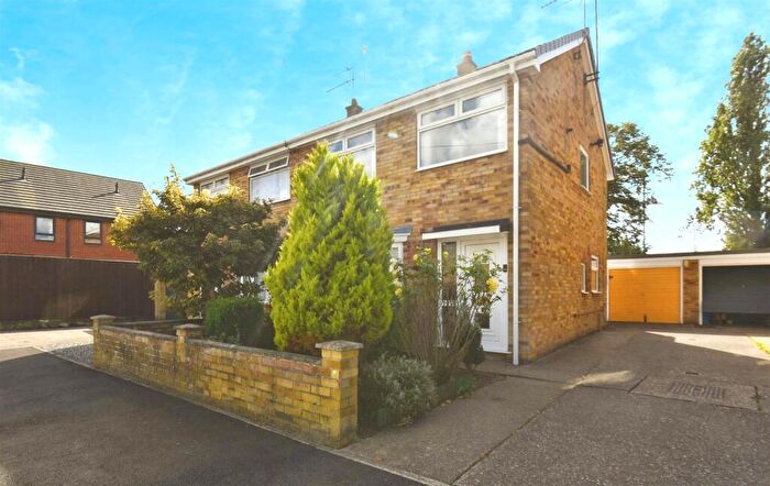 3 Bedroom Semi-Detached House For Sale In Denholme Avenue, Hull, HU6