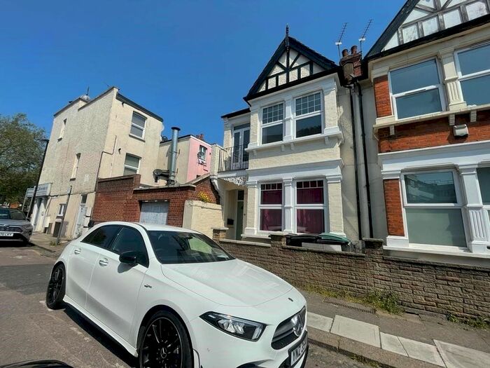 6 Bedroom Semi-Detached House To Rent In St. Margarets Avenue, London, N15