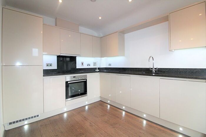 3 Bedroom Flat To Rent In Green Lanes, Palmers Green, N13