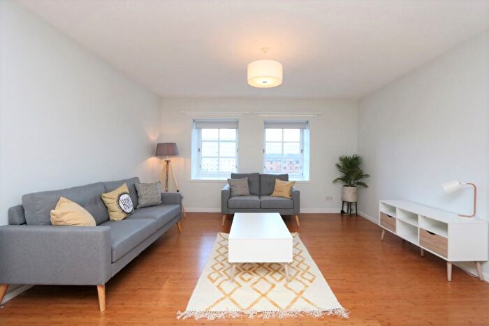 3 Bedroom Flat To Rent In Bell Street, Glasgow, G4