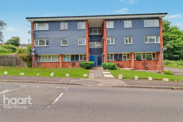 3 Bedroom Flat For Sale In Viaduct Court, Pontypool, NP4