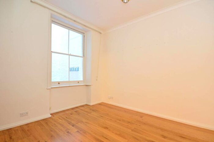2 Bedroom Flat To Rent In Redcliffe Square, Chelsea, London, SW10