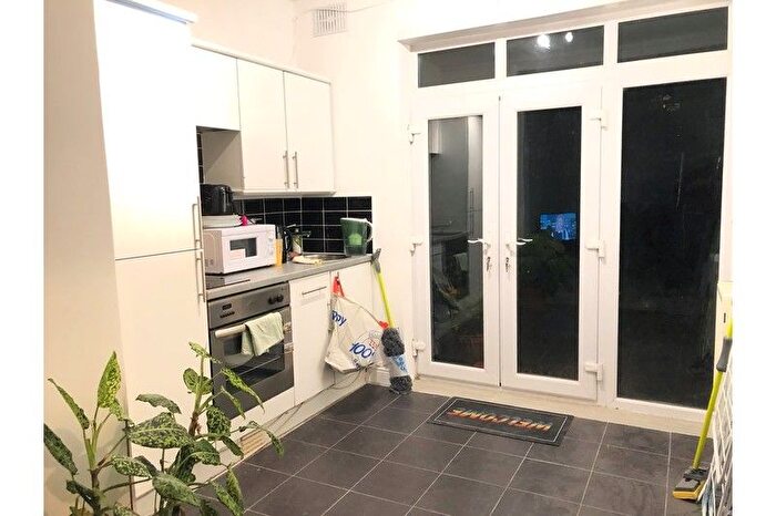 2 Bedroom Flat To Rent In Benbow Road, Hammersmith, London, W6