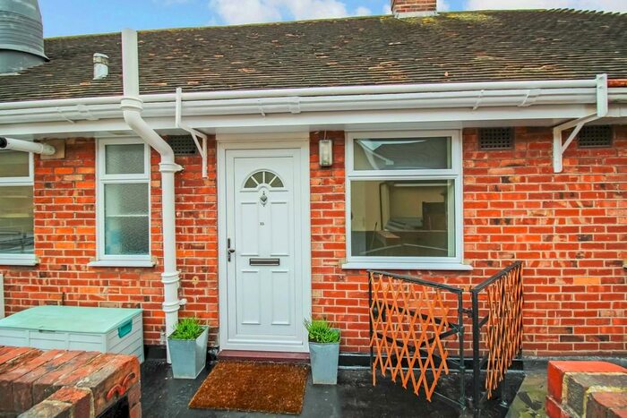 2 Bedroom Flat To Rent In Springfield Road, Horsham, RH12