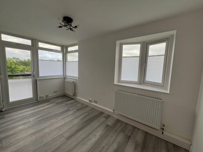 2 Bedroom Flat To Rent In Great North Road, London, N2