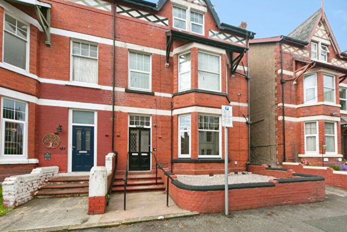2 Bedroom Flat For Sale In Llewelyn Road, Colwyn Bay, Conwy, LL29