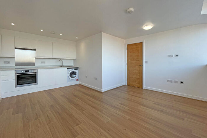 1 Bedroom Flat For Sale In East Street, Epsom, KT17