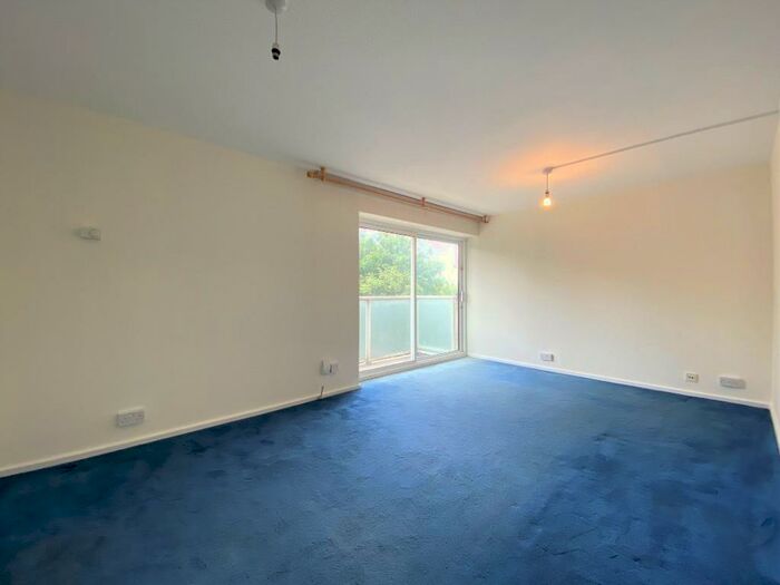 2 Bedroom Flat To Rent In Basinghall Gardens, Sutton, SM2