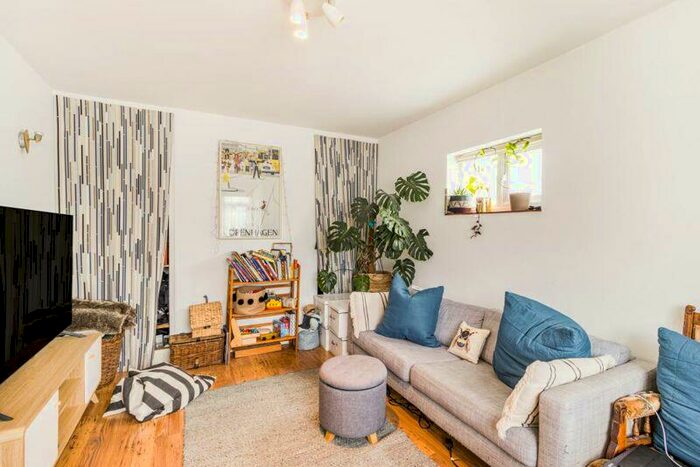 3 Bedroom Detached House To Rent In Whitby Road, Harrow, HA2