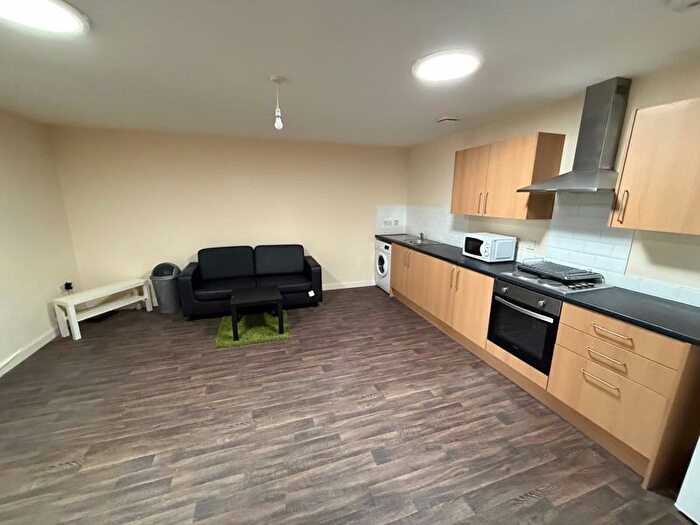 2 Bedroom Flat To Rent In Broad Lane, Huddersfield, HD5