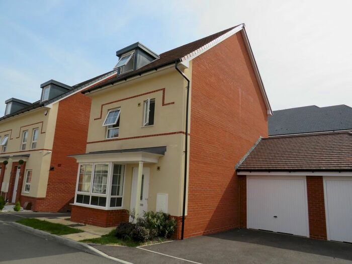 4 Bedroom Detached House To Rent In Bedivere Road, Ifield, Crawley, RH11