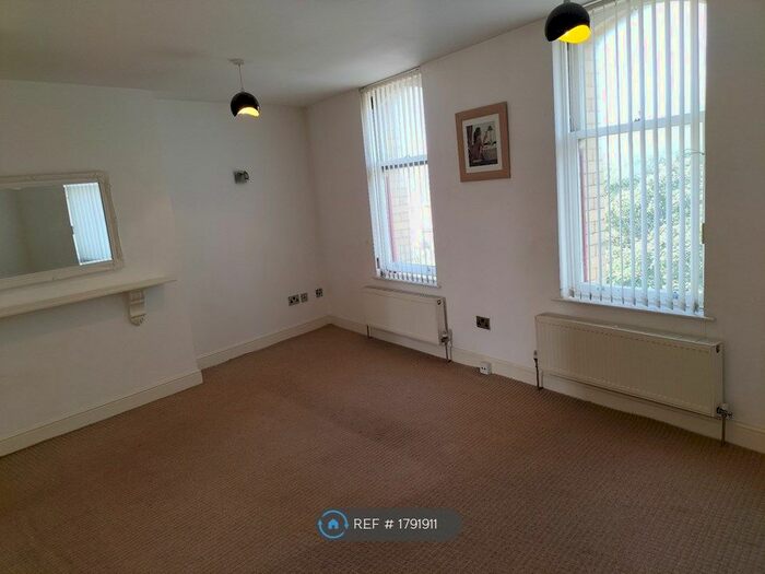 2 Bedroom Maisonette To Rent In The Crescent, St Annes, FY8