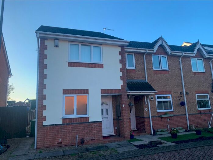 2 Bedroom Town House To Rent In Farriers Place, Castleford, WF10