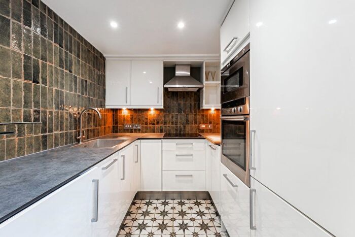 3 Bedroom Flat To Rent In Hobbs Court, Shad Thames, SE1