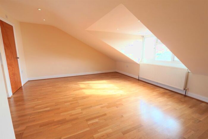 2 Bedroom Flat To Rent In High Road, London, N11