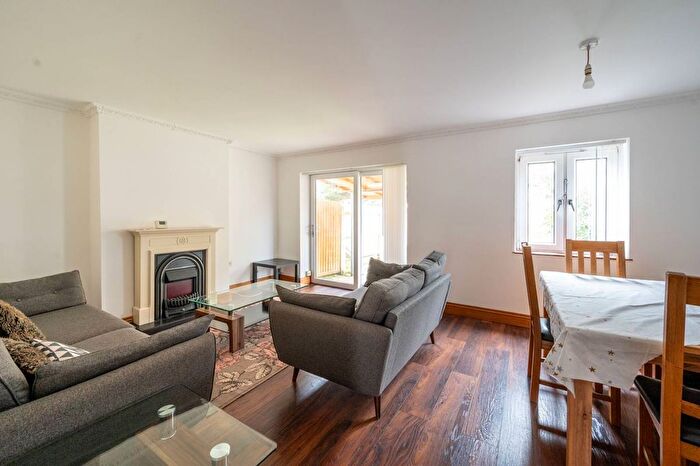 3 Bedroom Maisonette To Rent In Grange Road, Plaistow, London, E13