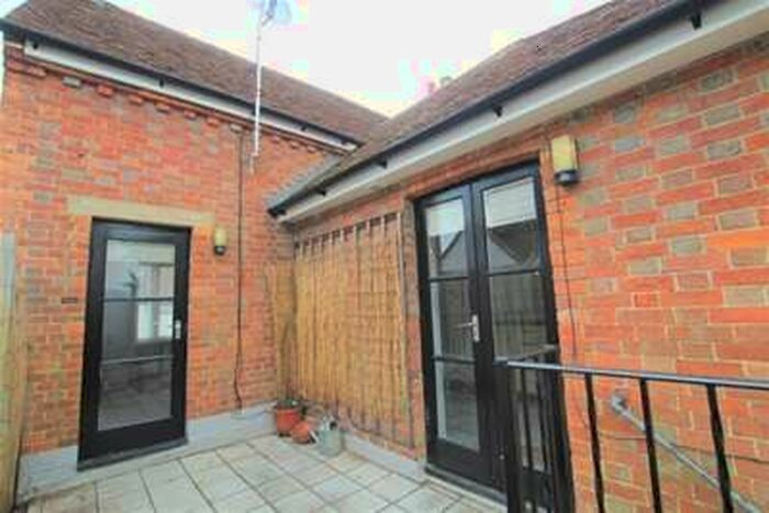 2 Bedroom Flat To Rent In High Street, Tenterden, TN30