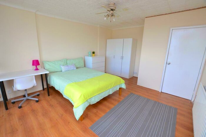 4 Bedroom Flat To Rent In The Quaterdeck, Westferry Road, London, E14