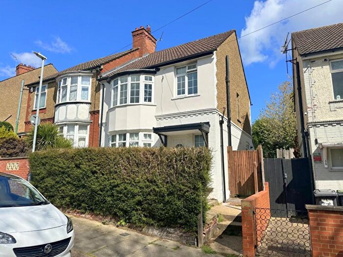 3 Bedroom Semi Detached House For Sale In Richmond Hill, Round Green, Luton, Bedfordshire, LU2