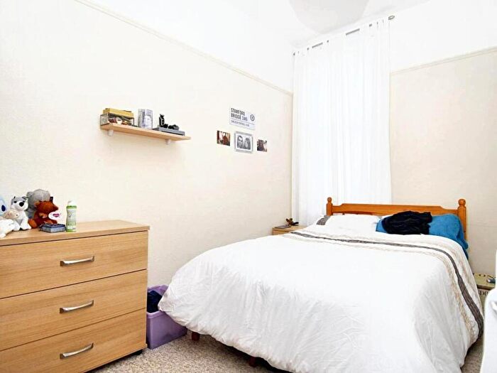 2 Bedroom Apartment To Rent In Flat Napier Terrace, PL4