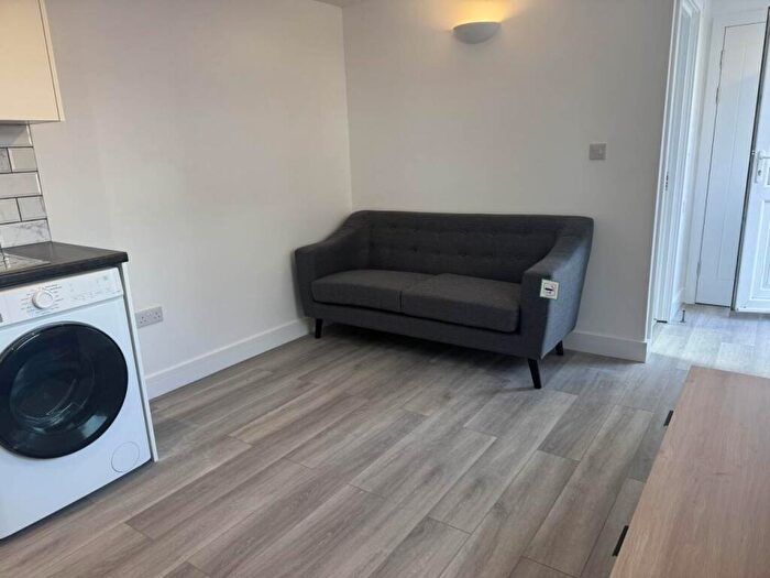 1 Bedroom Flat To Rent In Penarth Road, Grangetown, Cardiff, CF10