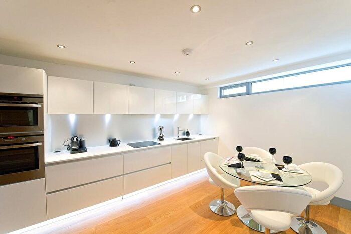 2 Bedroom Terraced House For Sale In Waterfront Mews, Islington, N1