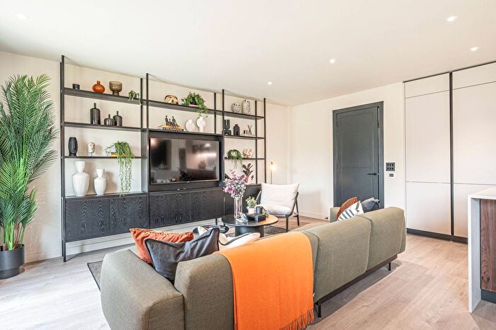 2 Bedroom Flat For Sale In Trent Park, Enfield, EN4