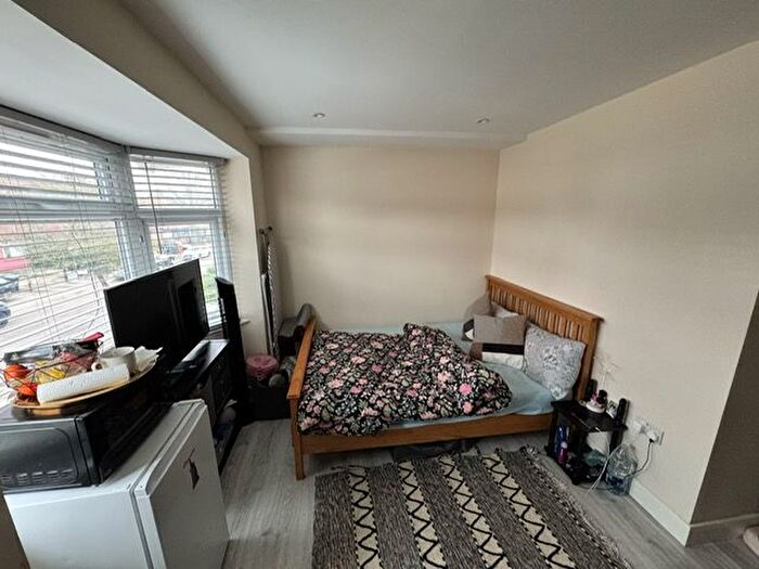 Studio To Rent In Empire Road, Perivale, UB6