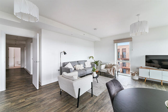 3 Bedroom Apartment To Rent In Pontoon Dock London, E16