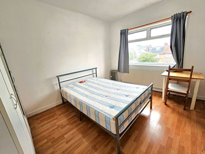 Studio To Rent In Wakemans Hill Avenue, London, NW9