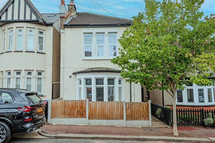 1 Bedroom Flat For Sale In Lord Roberts Avenue, Leigh-On-Sea, SS9