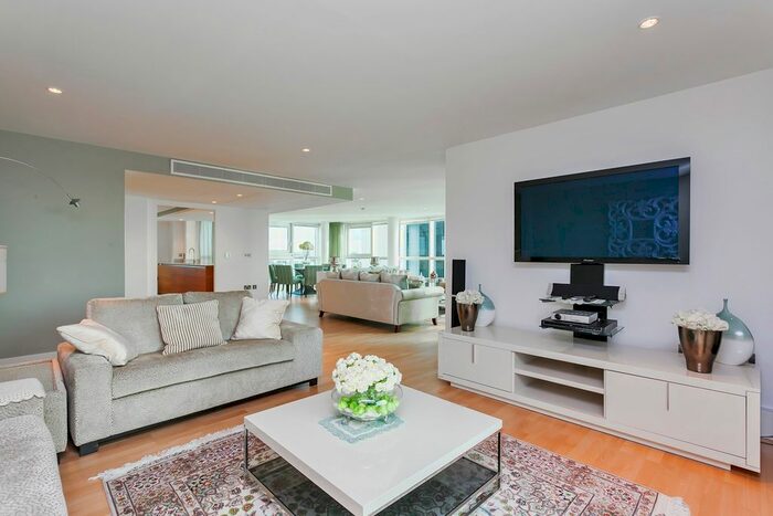 3 Bedroom Flat To Rent In Kestrel House, St. George Wharf, Vauxhall, London, SW8