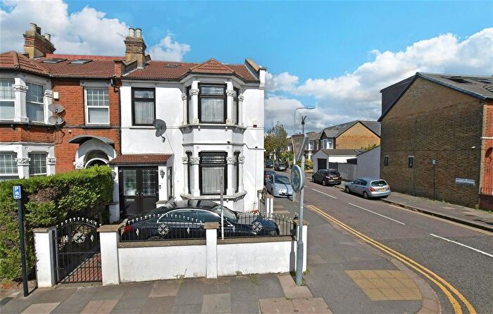 3 Bedroom End Of Terrace House For Sale In Meads Lane, Ilford, Essex, IG3