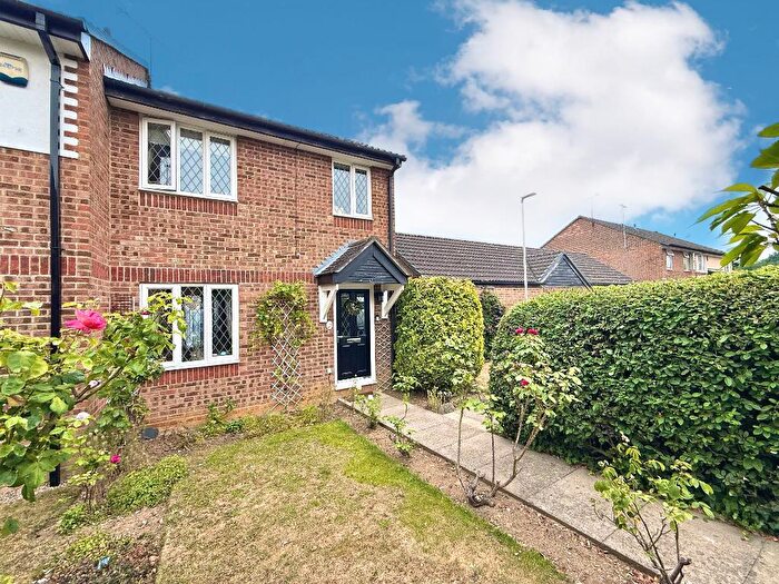 3 Bedroom End Of Terrace House For Sale In Spayne Close, Barton Hills, Luton, Bedfordshire, LU3