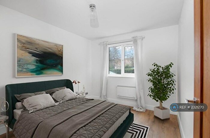 3 Bedroom Flat To Rent In Grinstead Rd, London, SE8