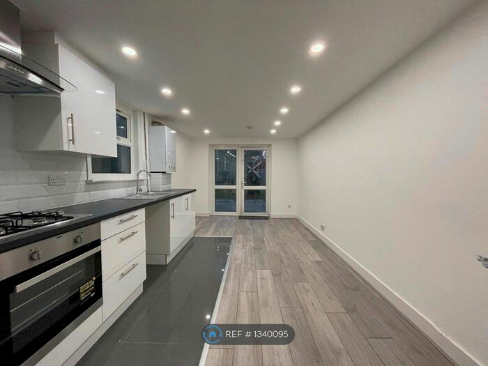 4 Bedroom Semi-Detached House To Rent In Hornsey Park Road, London, N8