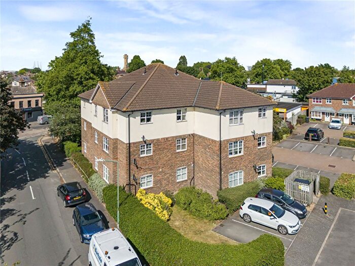 2 Bedroom Flat For Sale In Newbury Close, Dartford, Kent, DA2