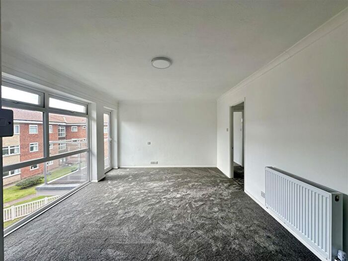 2 Bedroom Flat For Sale In Sutton Place, Bexhill-On-Sea, TN40