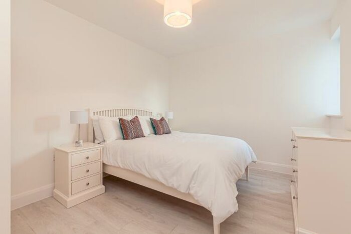 1 Bedroom House To Rent In A High Street Kidlington, OX5